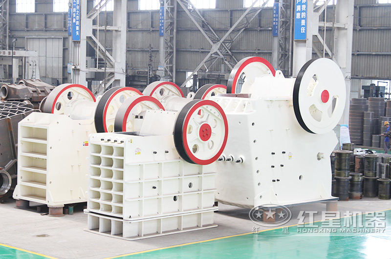 PE1200\*1500顎破機(jī)敢碎硬石，從容面對(duì)鐵礦石粗碎，出料更均勻 